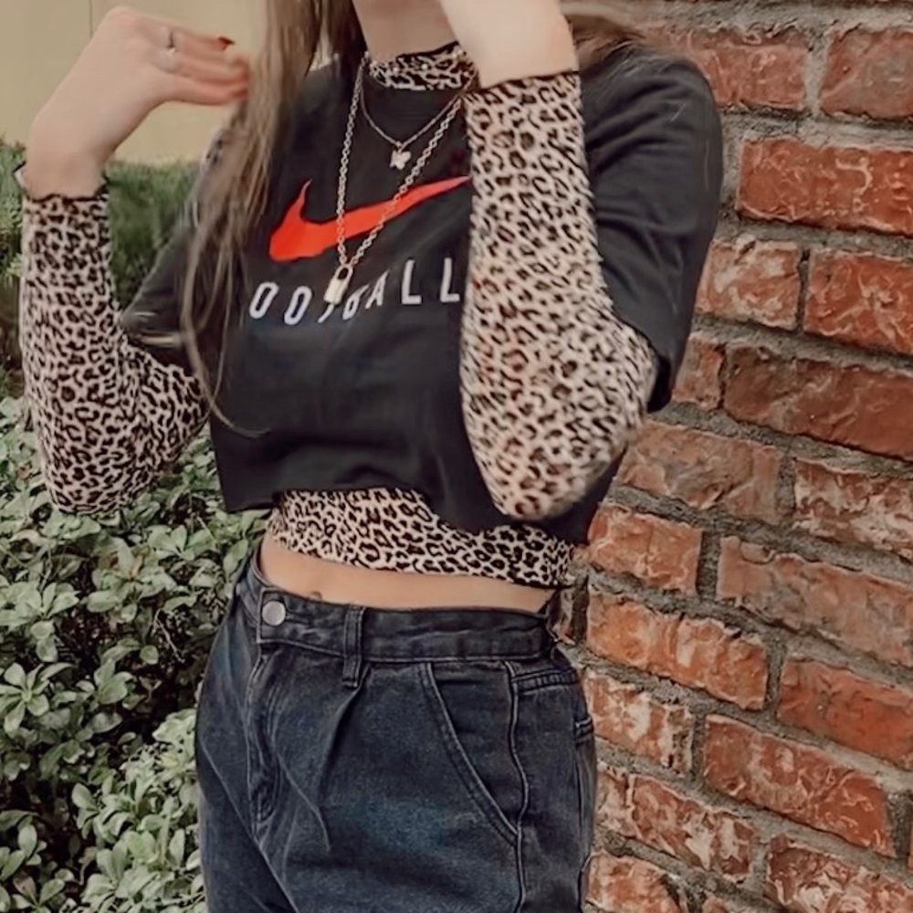 nike black with red swoosh cropped tee - Picture 1 of 3